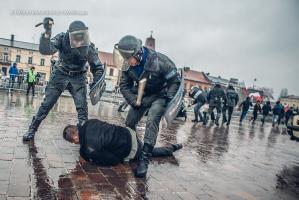 Milicja i ZOMO pałowały manifestantów. Rekonstrukcja historyczna na pl. Kościuszki